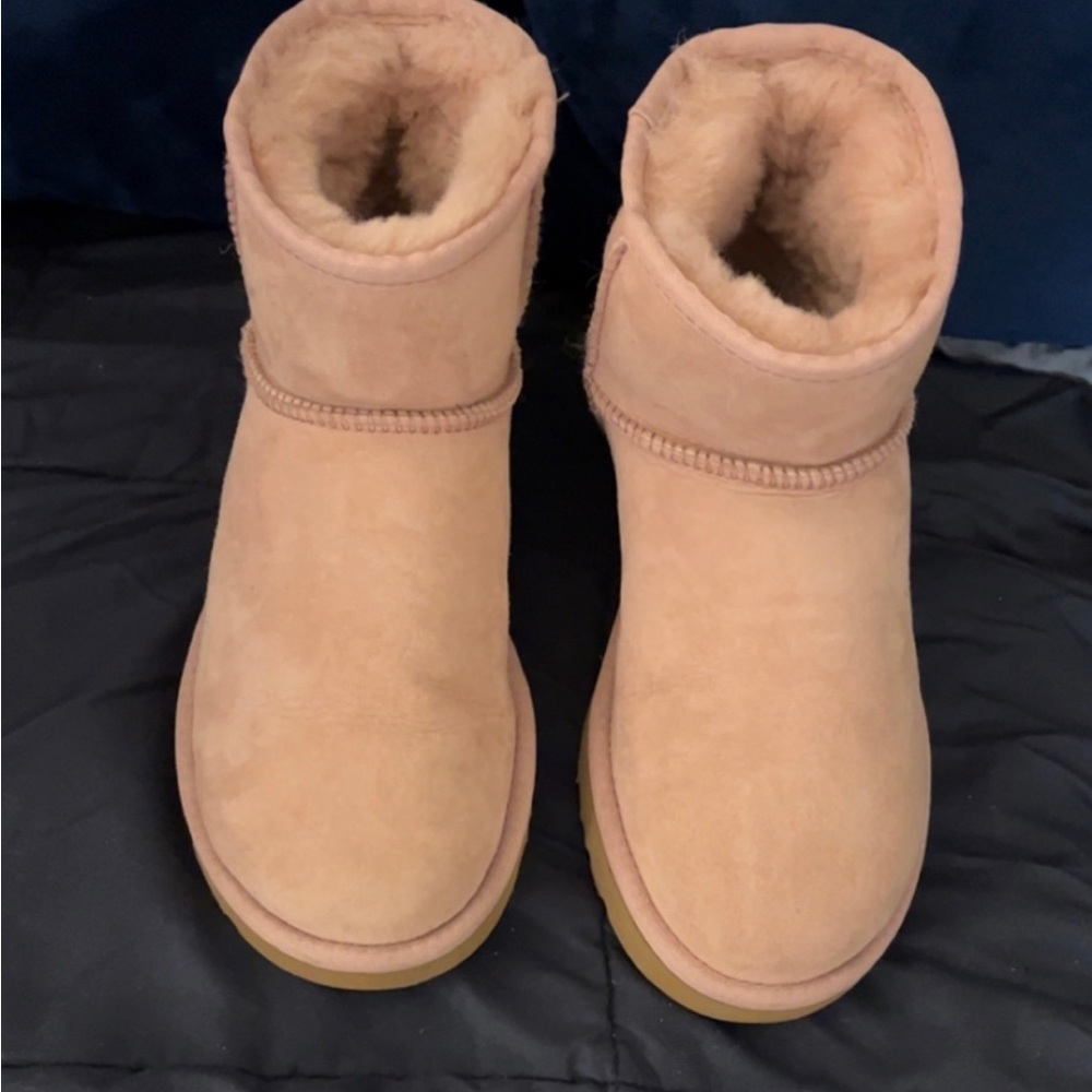 UGG boots- light pink shorties -size 8 - excellent condition